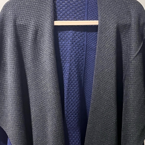 LULULEMON PRE-LOVED AUTHENTIC REVERSIBLE BLUE & BLACK SOFT COZY DESIGN WRAP - Picture 15 of 17